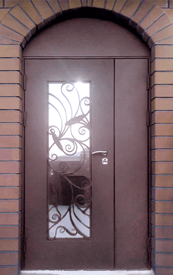 Изготовление арочной двери со стеклом и ковкой по индивидуальному заказу