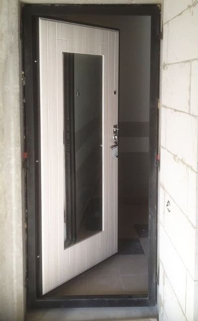 Установленная дверь с зеркалом