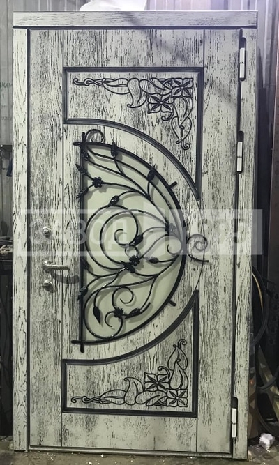 Дверь в коттедж