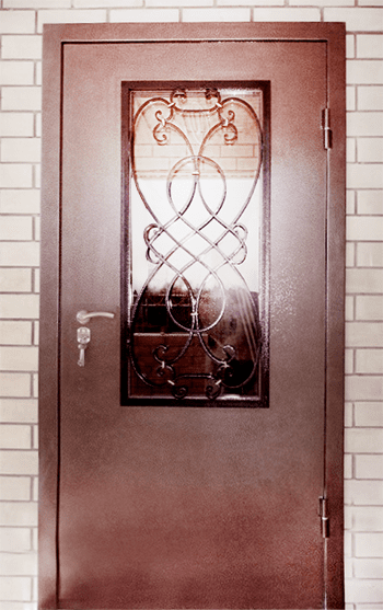 Установка входных дверей с ковкой и стеклопакетом в частном доме в Ногинске